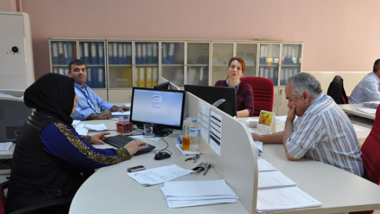 Foto - Türkiye'deki İslamofobiyle de yüzleşelim! Başörtülü CV'ye iş yok