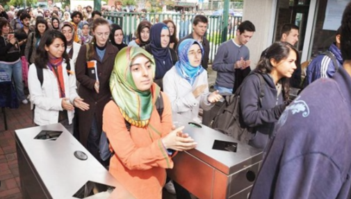 Foto - Türkiye'deki İslamofobiyle de yüzleşelim! Başörtülü CV'ye iş yok