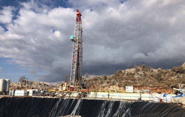 Foto - Türkiye'deki o dağın altından petrol üstüne petrol fışkırıyor! Oluk oluk akıyor