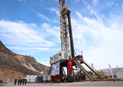 Foto - Türkiye'deki o dağın altından petrol üstüne petrol fışkırıyor! Oluk oluk akıyor