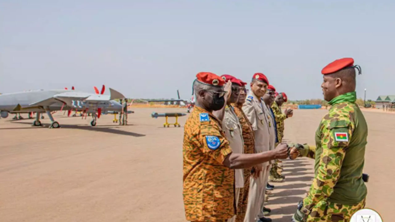 Foto - Türkiye'den Bayraktar TB2 SİHA almışlardı! Fransa'yı kapı dışarı eden ülkede darbe girişimi