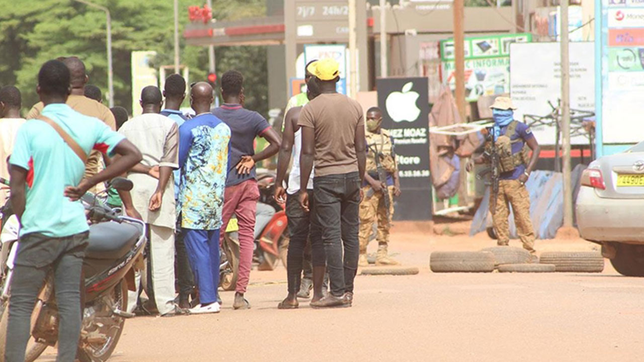 Foto - Türkiye'den Bayraktar TB2 SİHA almışlardı! Fransa'yı kapı dışarı eden ülkede darbe girişimi