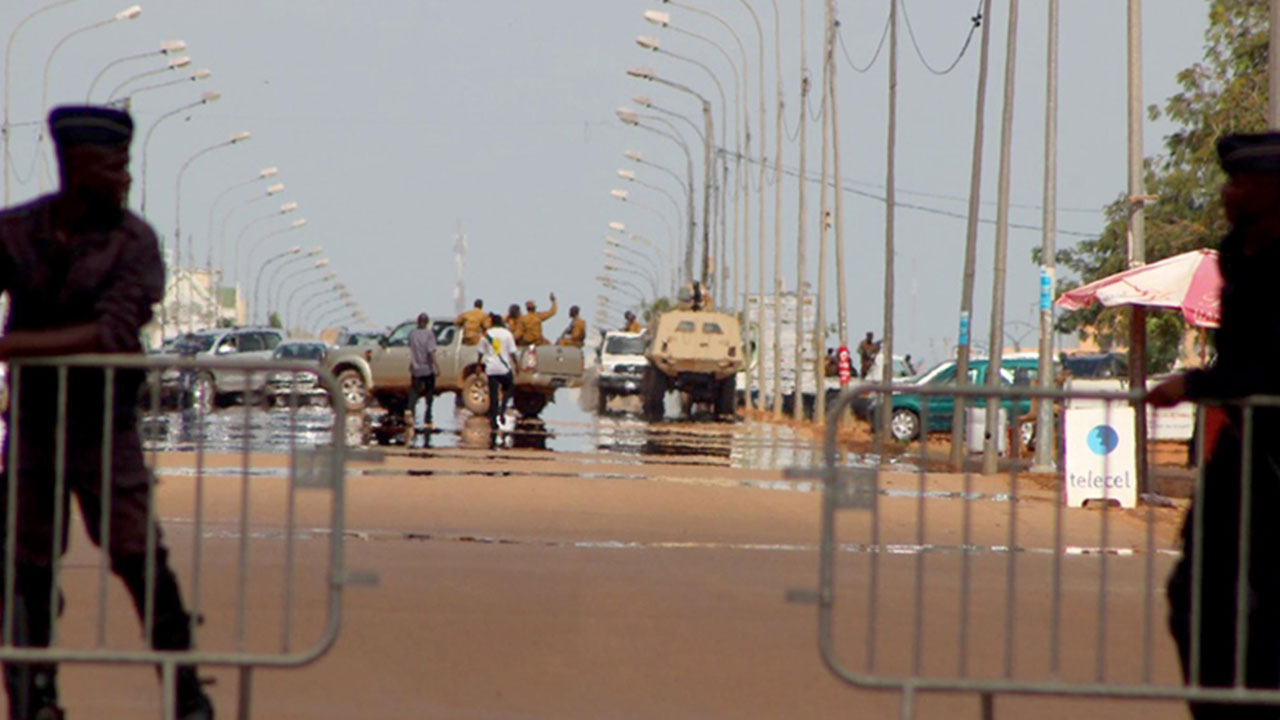 Foto - Türkiye'den Bayraktar TB2 SİHA almışlardı! Fransa'yı kapı dışarı eden ülkede darbe girişimi