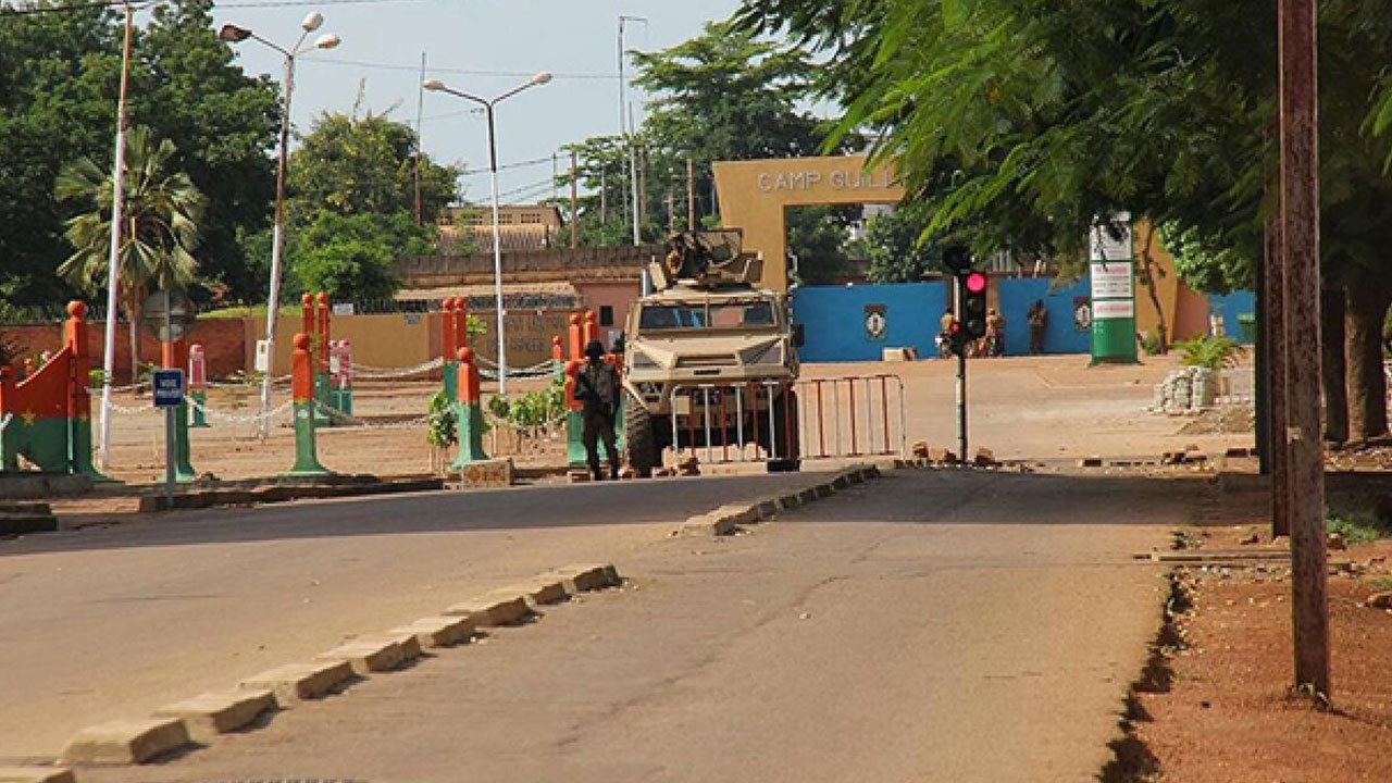 Türkiye'den Bayraktar TB2 SİHA almışlardı! Fransa'yı kapı dışarı eden ülkede darbe girişimi