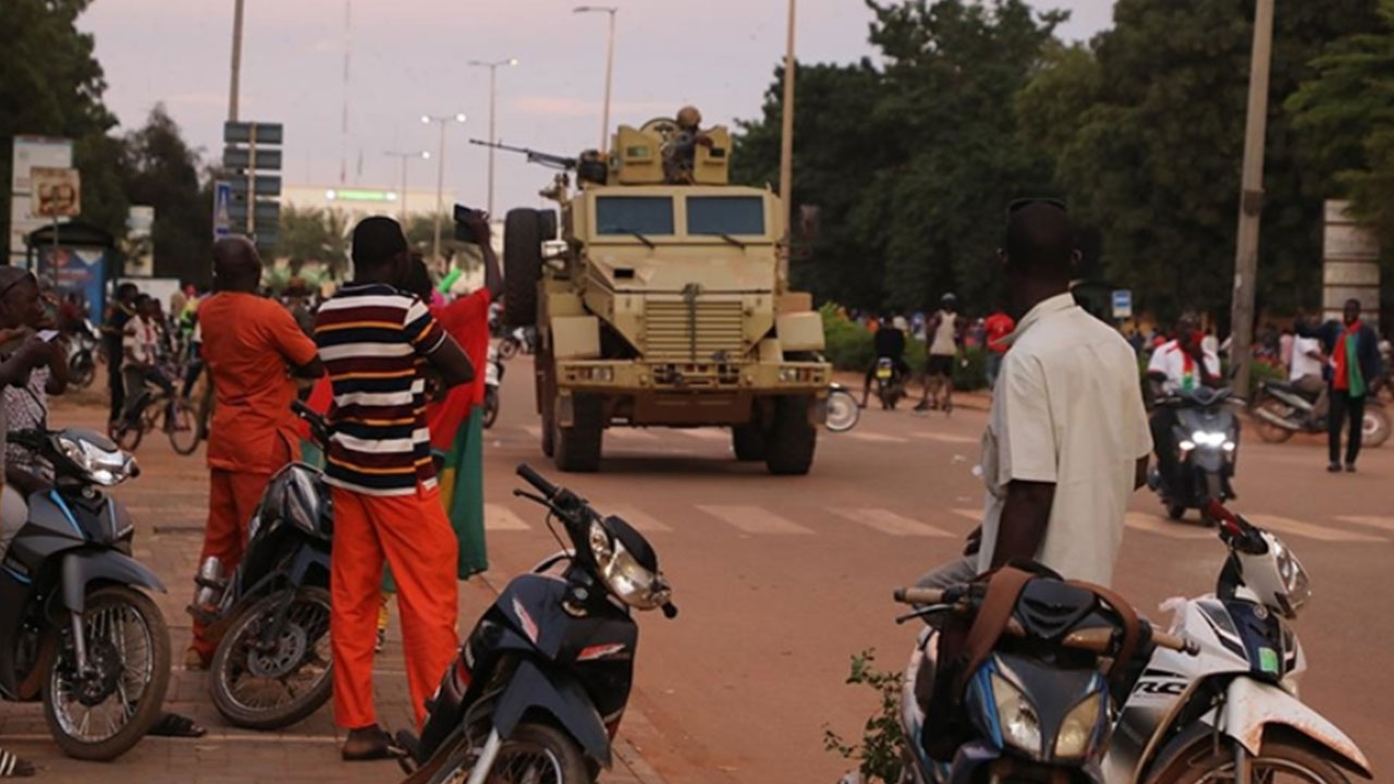 Foto - Türkiye'den Bayraktar TB2 SİHA almışlardı! Fransa'yı kapı dışarı eden ülkede darbe girişimi
