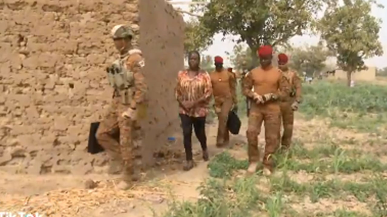 Foto - Türkiye'den Bayraktar TB2 SİHA almışlardı! Fransa'yı kapı dışarı eden ülkede darbe girişimi