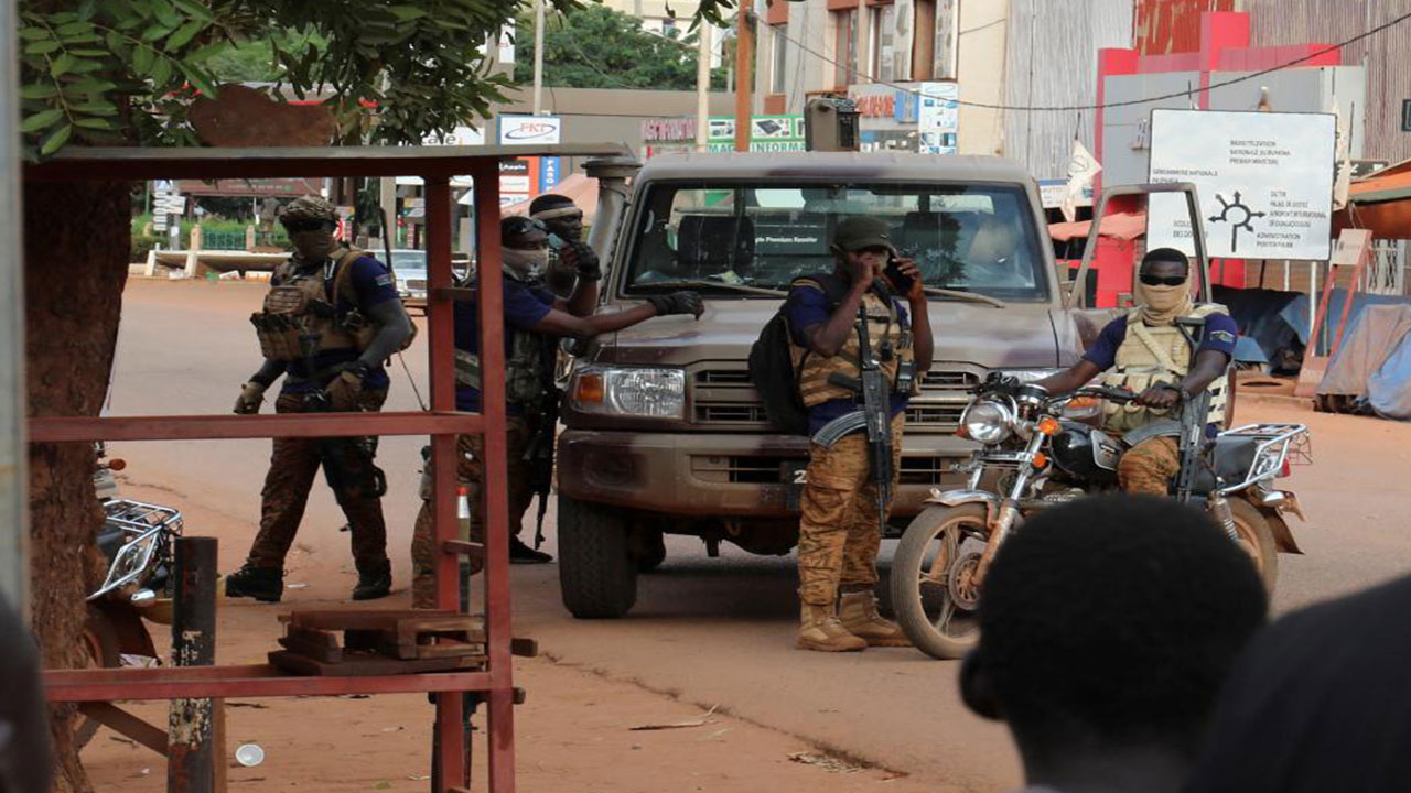 Foto - Türkiye'den Bayraktar TB2 SİHA almışlardı! Fransa'yı kapı dışarı eden ülkede darbe girişimi