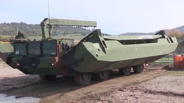 Foto - Türkiye'den büyük başarı! Suya indirildi