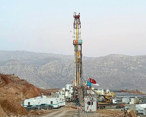 Foto - Türkiye’den büyük petrol hamlesi! Hem karada hem denizde 45 kulede aynı anda sondaj