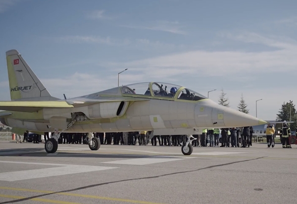 Foto - Türkiye'den gururlandıran başarı! Gökyüzüyle buluşan HÜRJET dünyayı salladı