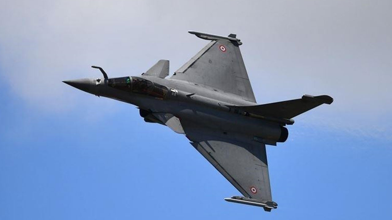 Foto - Beklenmedik sürpriz: Türkiye'den Kaan alacağını duyuran ülke Fransız Rafale uçakları askeri tesise indirdi