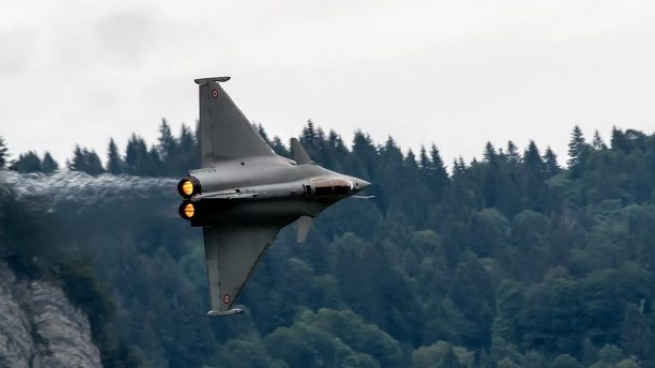 Türkiye'den Kaan alacaklardı! Fransa ile anlaştılar, Rafale savaş uçaklarını üsse indirdiler