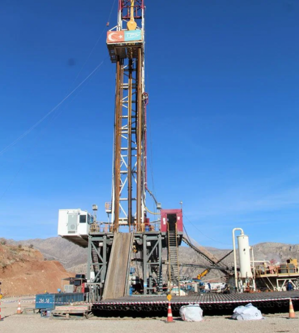 Foto - Türkiye'den müthiş hamle! Topraktan petrol fışkırıyor