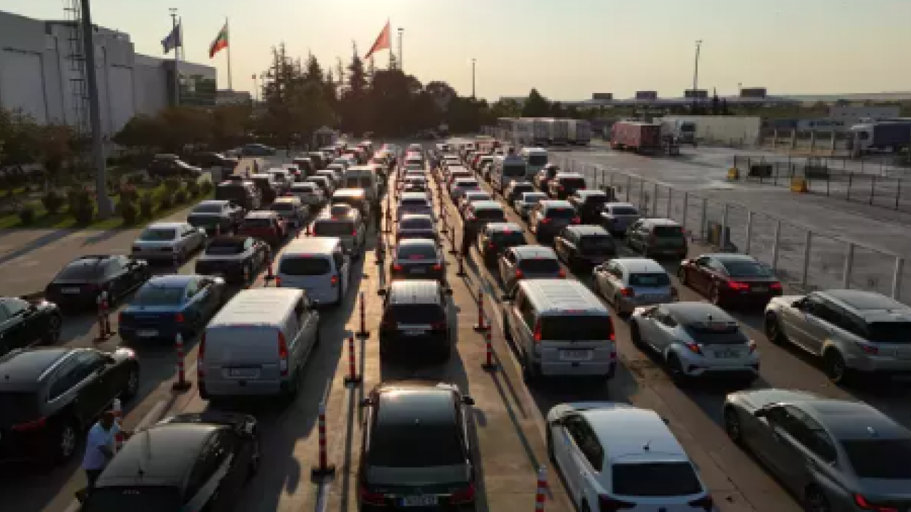 Foto - Türkiye'den peş peşe gidiyorlar! Uzun kuyruklar oluştu: Garip bir hüzün var ayrılıyoruz