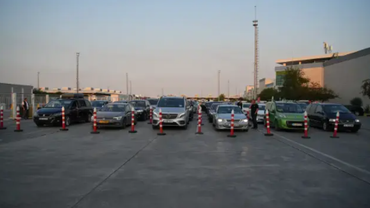 Foto - Türkiye'den peş peşe gidiyorlar! Uzun kuyruklar oluştu: Garip bir hüzün var ayrılıyoruz