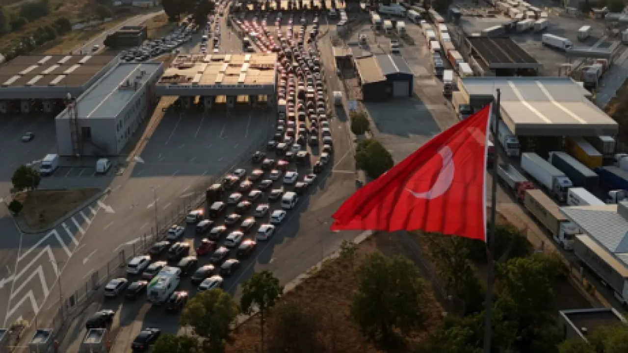 Foto - Türkiye'den peş peşe gidiyorlar! Uzun kuyruklar oluştu: Garip bir hüzün var ayrılıyoruz