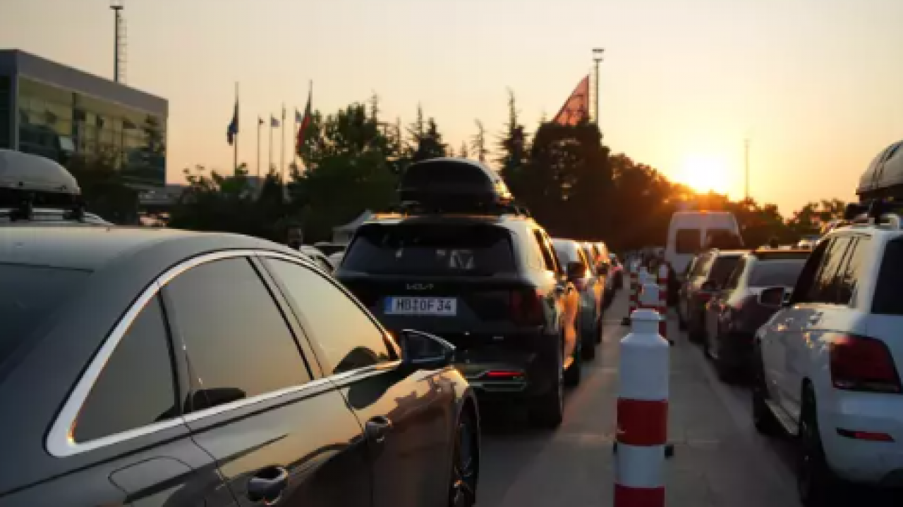 Foto - Türkiye'den peş peşe gidiyorlar! Uzun kuyruklar oluştu: Garip bir hüzün var ayrılıyoruz