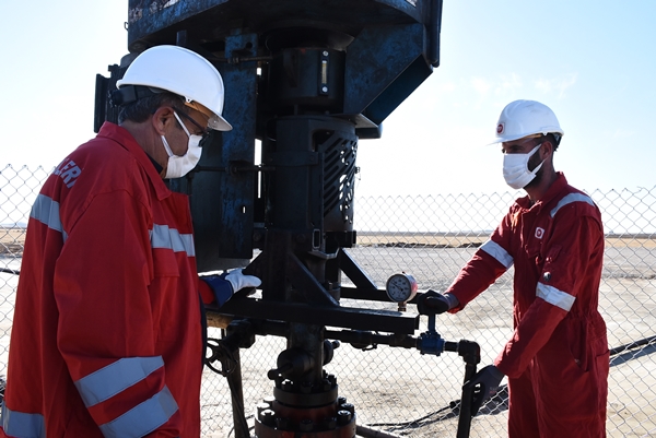Foto - Türkiye'den tarihi keşif... Sınırdan petrol fışkırdı