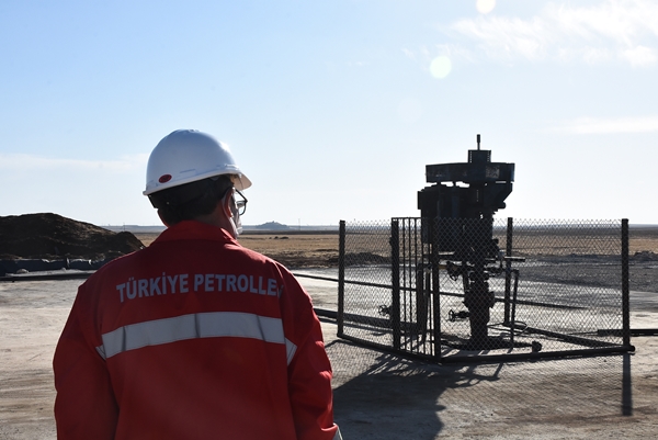 Foto - Türkiye'den tarihi keşif... Sınırdan petrol fışkırdı