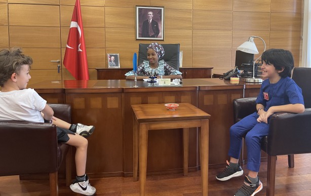 Türkiye'nin Abuja Büyükelçisi Bayraktar koltuğu çocuklara devretti