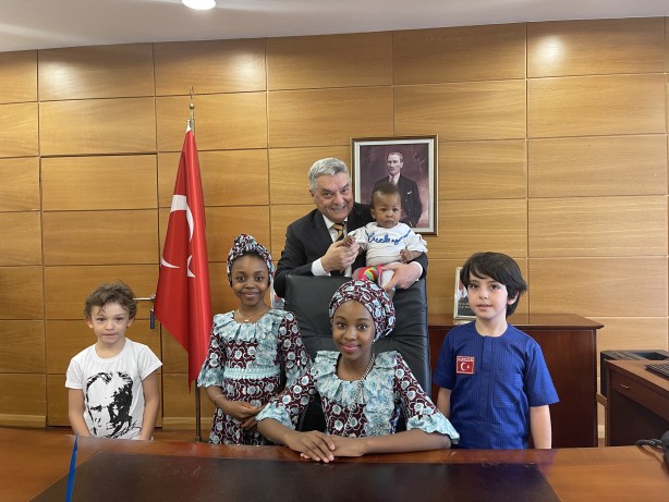 Foto - Türkiye'nin Abuja Büyükelçisi Bayraktar koltuğu çocuklara devretti