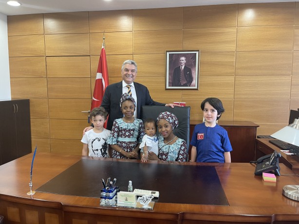 Foto - Türkiye'nin Abuja Büyükelçisi Bayraktar koltuğu çocuklara devretti
