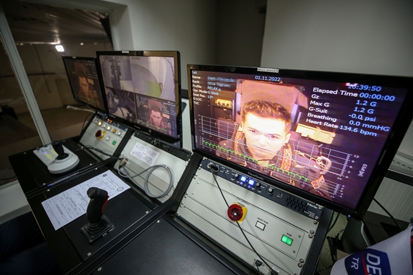 Türkiye'nin astronot adayları ilk kez görüntülendi... Uzay yolculuğuna böyle hazırlanıyorlar