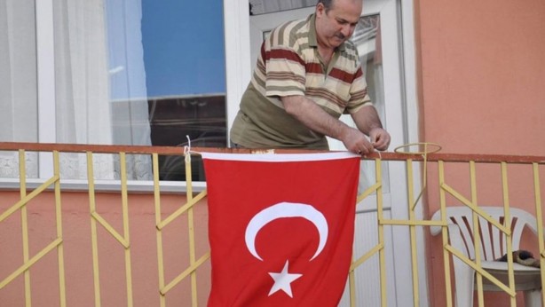 Türkiye'nin 'Bayrak Asan Dayı'sıydı! Yıllar sonra bu yüzden yeniden ortaya çıktı! Sen ne yaptın böyle dayı