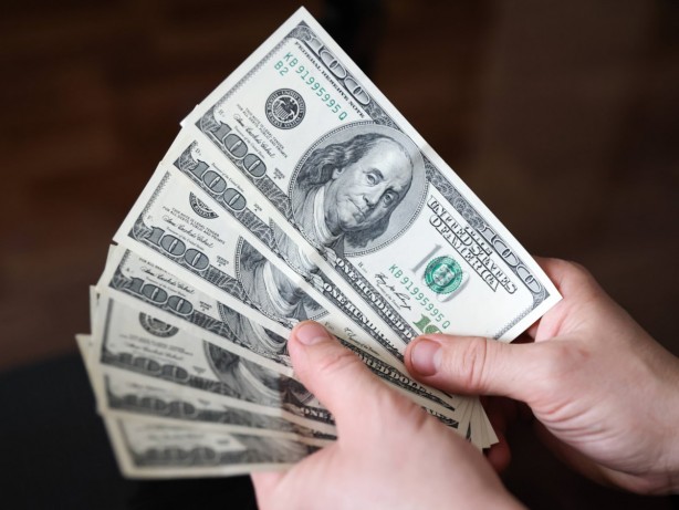 Foto - O ilimizdeki vatandaşlar dolarlarını apar topar bozdurmaya başladı! Döviz bürosuna koşan koşana