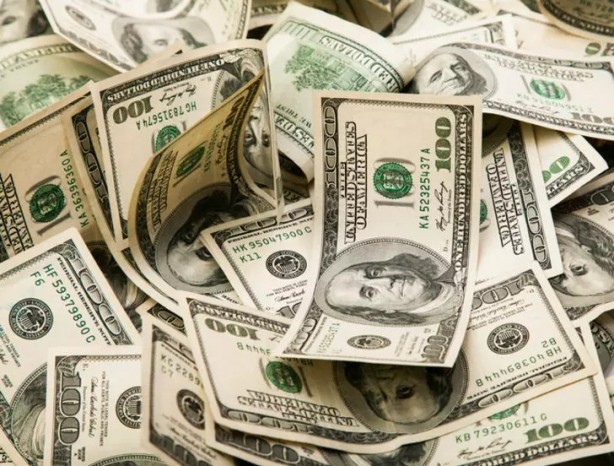 Foto - O ilimizdeki vatandaşlar dolarlarını apar topar bozdurmaya başladı! Döviz bürosuna koşan koşana