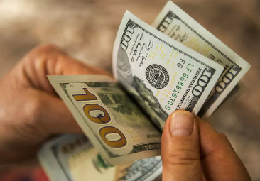 Foto - O ilimizdeki vatandaşlar dolarlarını apar topar bozdurmaya başladı! Döviz bürosuna koşan koşana