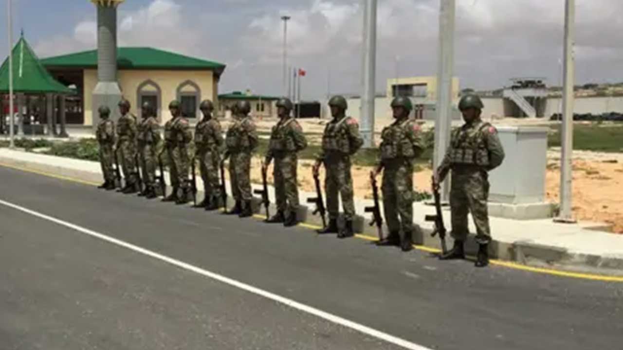 Foto - Türkiye'nin bulunduğu Somali'de hareketli saatler! Askeri üsler peş peşe boşaltılıyor