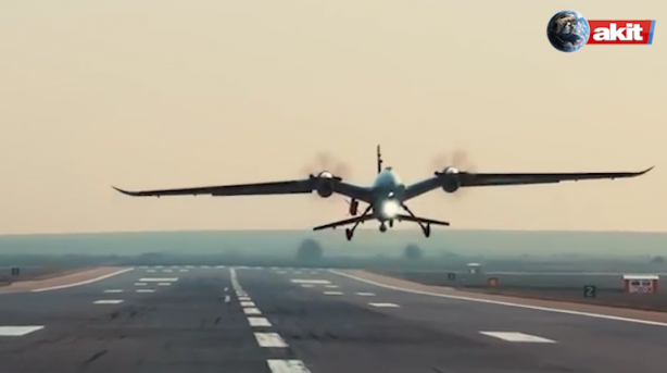 Foto - Türkiye’nin caydırıcı gücü batıyı korkutuyor! İlk atış başarıyla tamamlandı Roketsan’ın Çakır Füzesi Akıncı TİHA’da