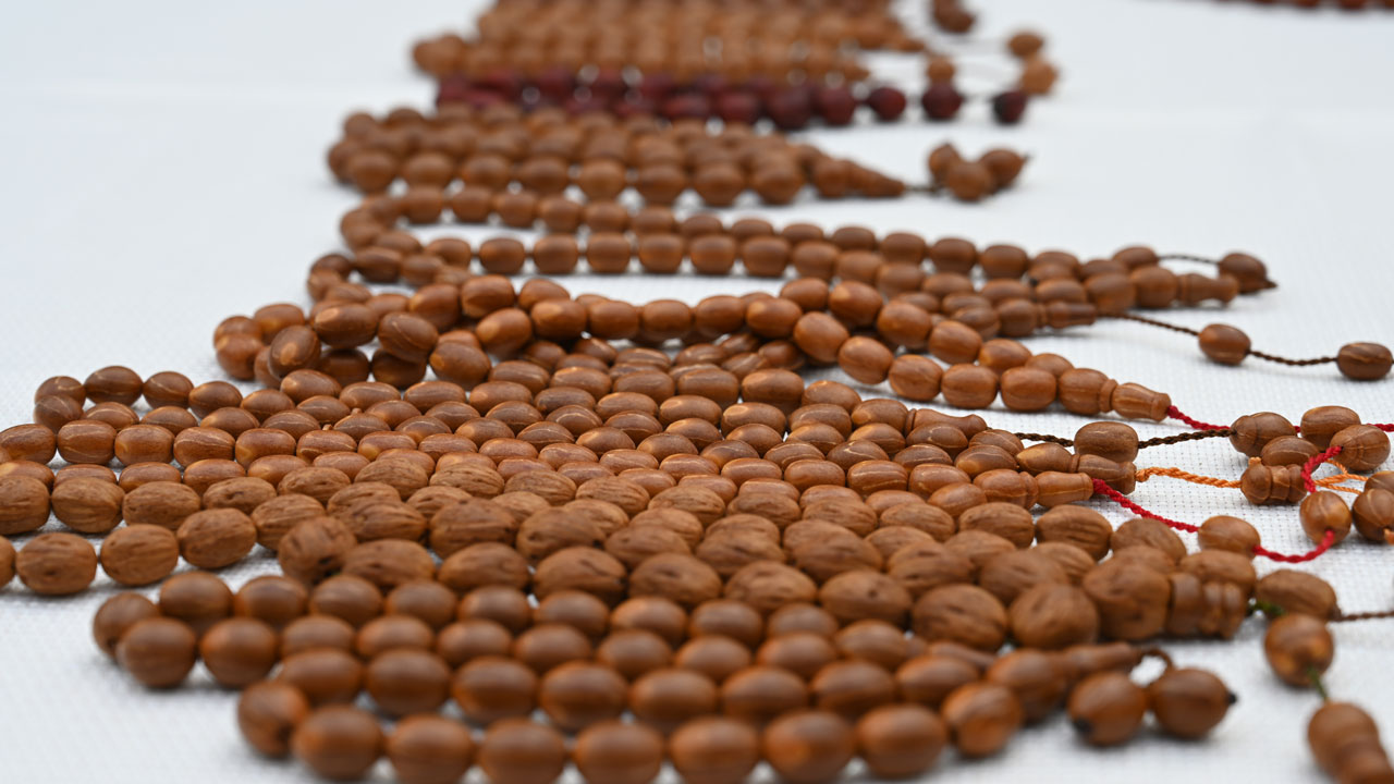 Foto - Türkiye'nin dört bir yanına satılıyor! Usta ellerde kozalak sanata dönüşüyor