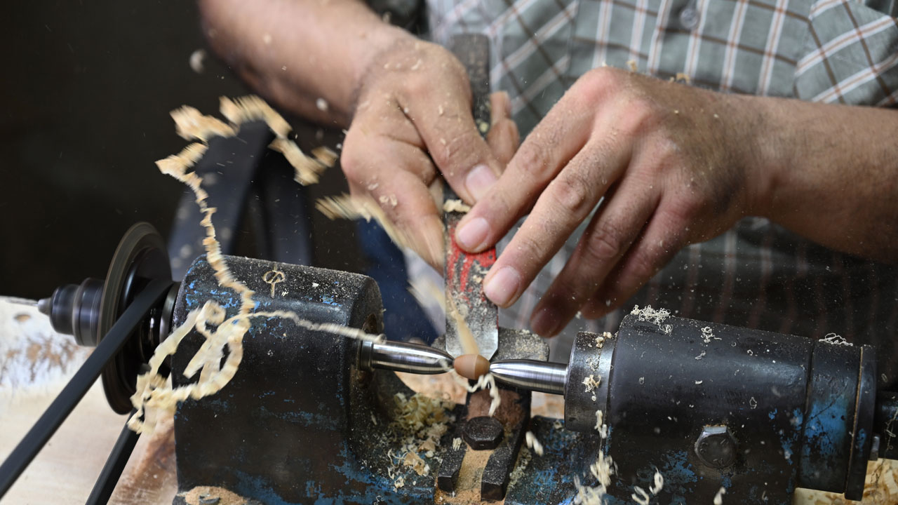 Foto - Türkiye'nin dört bir yanına satılıyor! Usta ellerde kozalak sanata dönüşüyor