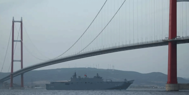 Türkiye'nin en büyük askeri gemisi TCG Anadolu Çanakkale Boğazı'nda 