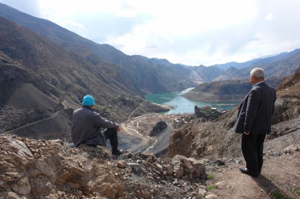Foto - Türkiye'nin en büyük barajı sular 30 metre çekilince gün yüzüne çıktı! Bölgede yaşayan köylüler ise orayı sadece uzaktan seyretti