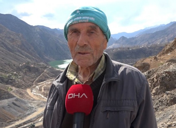Foto - Türkiye'nin en büyük barajı sular 30 metre çekilince gün yüzüne çıktı! Bölgede yaşayan köylüler ise orayı sadece uzaktan seyretti
