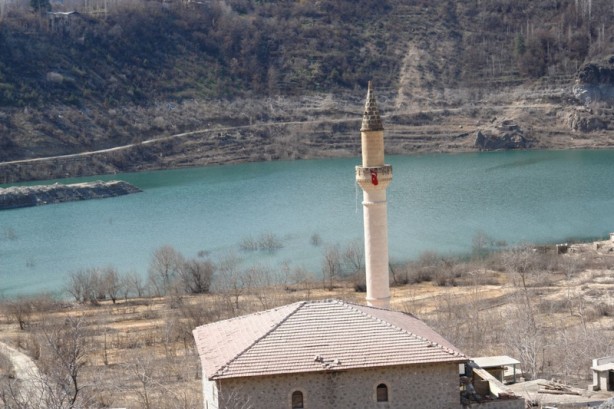 Türkiye'nin en büyük barajı sular 30 metre çekilince gün yüzüne çıktı! Bölgede yaşayan köylüler ise orayı sadece uzaktan seyretti