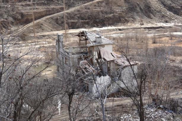 Foto - Türkiye'nin en büyük barajı sular 30 metre çekilince gün yüzüne çıktı! Bölgede yaşayan köylüler ise orayı sadece uzaktan seyretti
