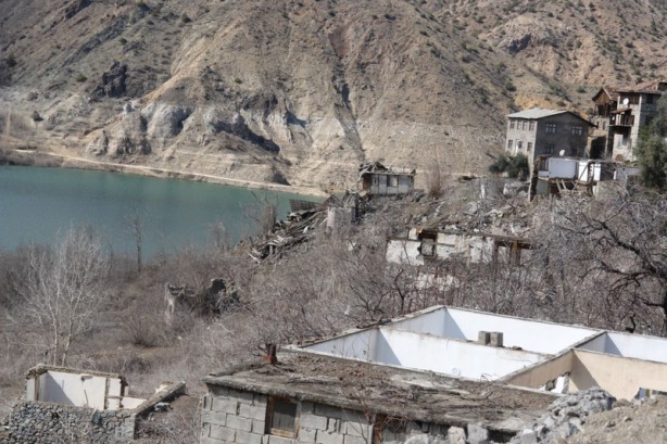 Foto - Türkiye'nin en büyük barajı sular 30 metre çekilince gün yüzüne çıktı! Bölgede yaşayan köylüler ise orayı sadece uzaktan seyretti