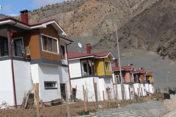 Foto - Türkiye'nin en büyük barajı sular 30 metre çekilince gün yüzüne çıktı! Bölgede yaşayan köylüler ise orayı sadece uzaktan seyretti