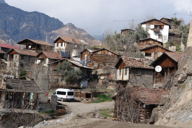 Foto - Türkiye'nin en büyük barajı sular 30 metre çekilince gün yüzüne çıktı! Bölgede yaşayan köylüler ise orayı sadece uzaktan seyretti