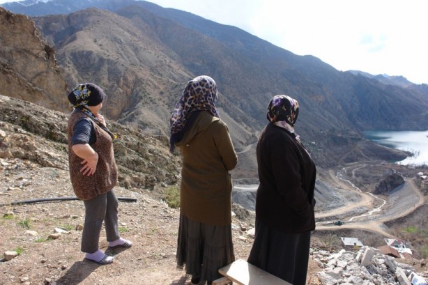 Foto - Türkiye'nin en büyük barajı sular 30 metre çekilince gün yüzüne çıktı! Bölgede yaşayan köylüler ise orayı sadece uzaktan seyretti