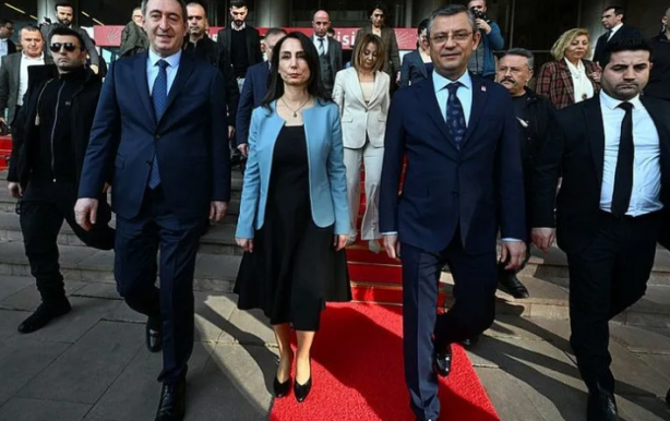 Foto - Türkiye’nin en büyük ilçesi DEM’e peşkeş çekildi