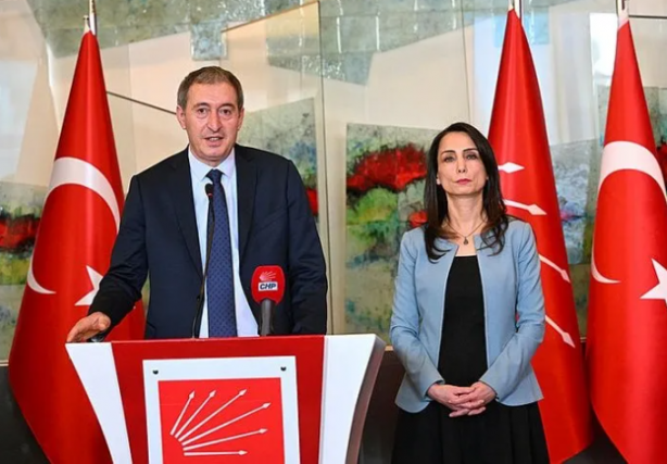 Foto - Türkiye’nin en büyük ilçesi DEM’e peşkeş çekildi