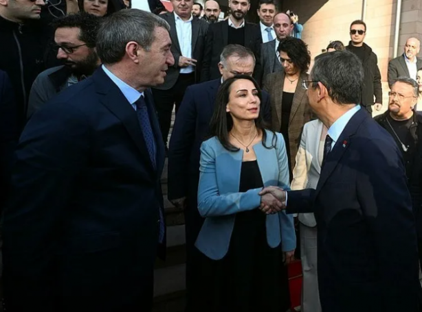 Foto - Türkiye’nin en büyük ilçesi DEM’e peşkeş çekildi