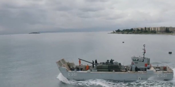 Türkiye'nin en büyük savaş gemisi TCG Anadolu, Altay prototipi ile yapıldı! Görüntüleri SSB Başkanı Demir paylaştı!