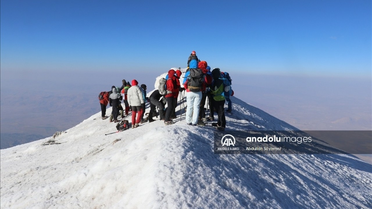 Türkiye'nin en yüksek noktası olan Ağrı Dağı’nın zirvesine çıkmak artık çok kolay
