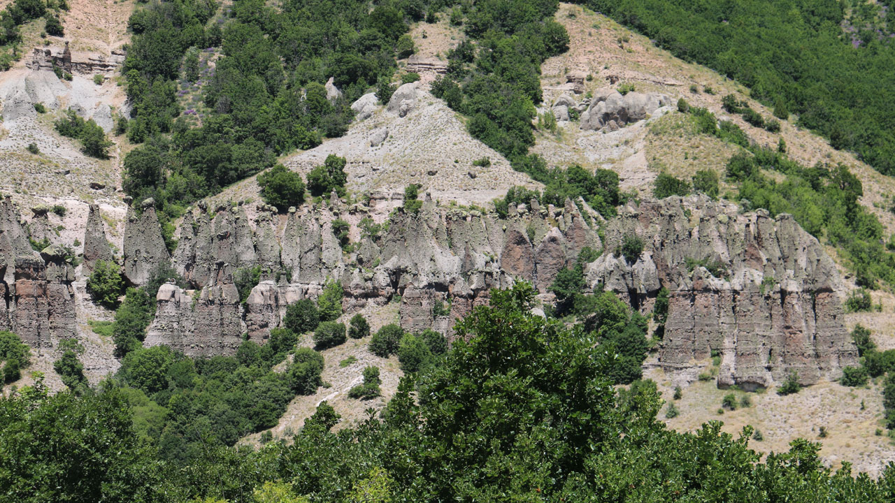 Türkiye'nin gizli Kapadokya'sı! Gelin olmak istemeyen kızın duası kayalara dönüştü
